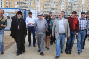 Архиепископ Егорьевский Марк и Владимир Ресин посетили строящиеся объект по строительству Храмового комплекса в честь Живоначальной Троицы
